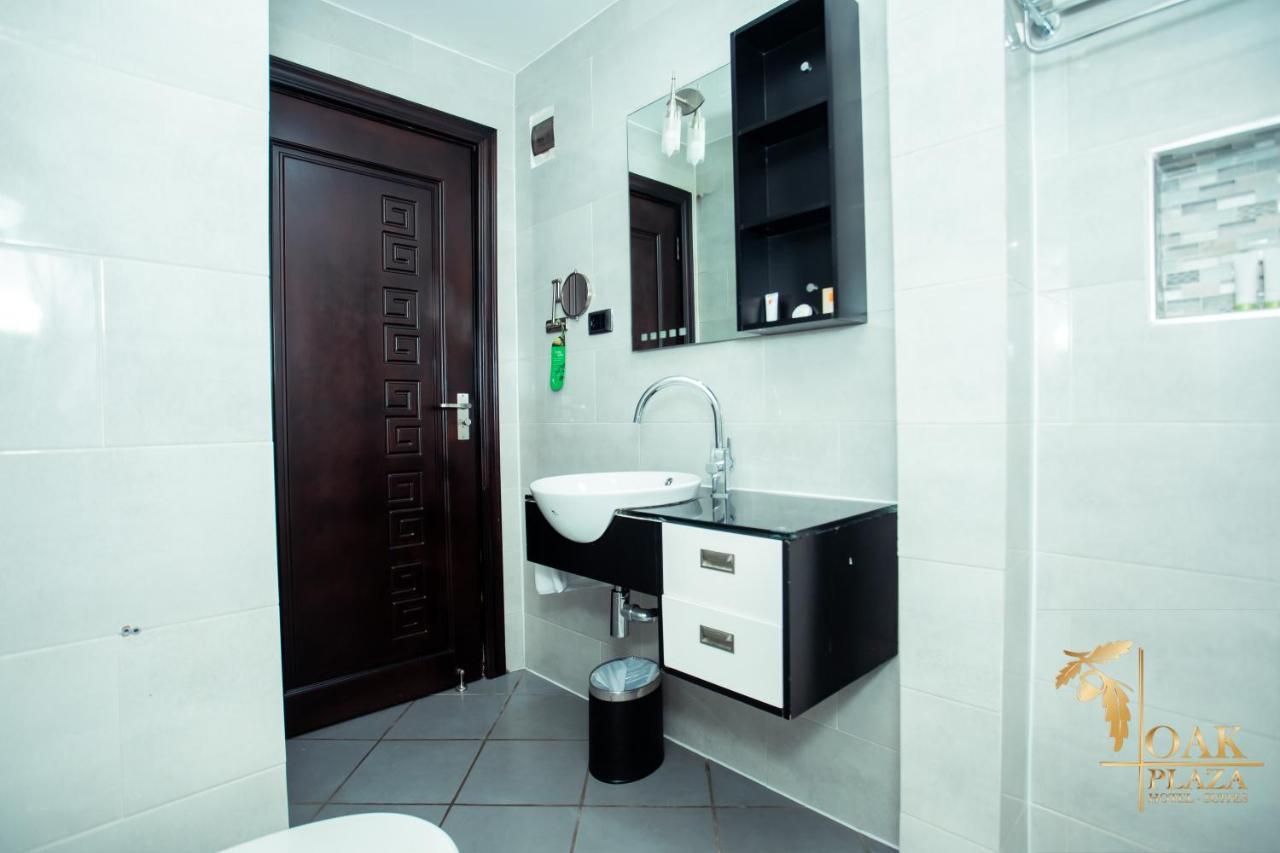 Oak Plaza Hotels East Airport Accra Buitenkant foto