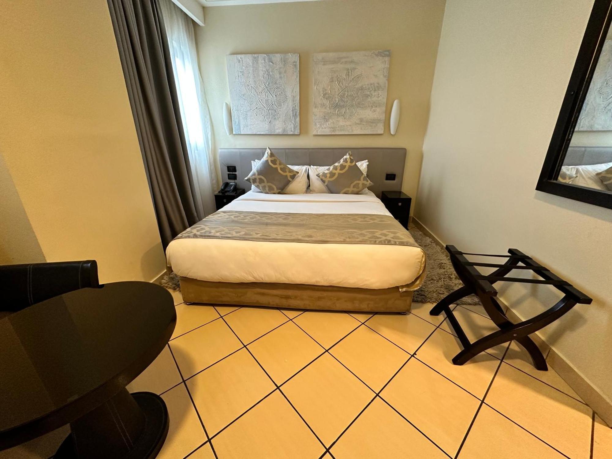 Oak Plaza Hotels East Airport Accra Buitenkant foto
