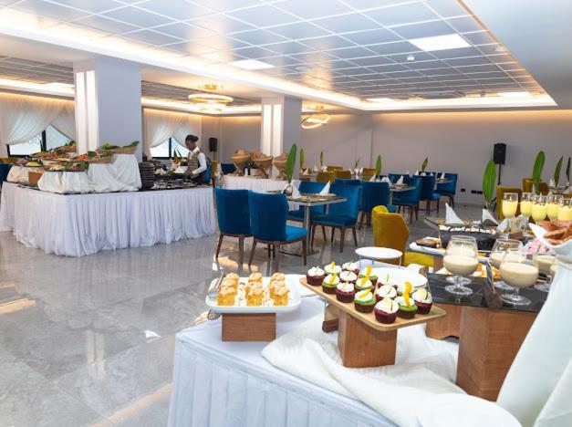 Oak Plaza Hotels East Airport Accra Buitenkant foto