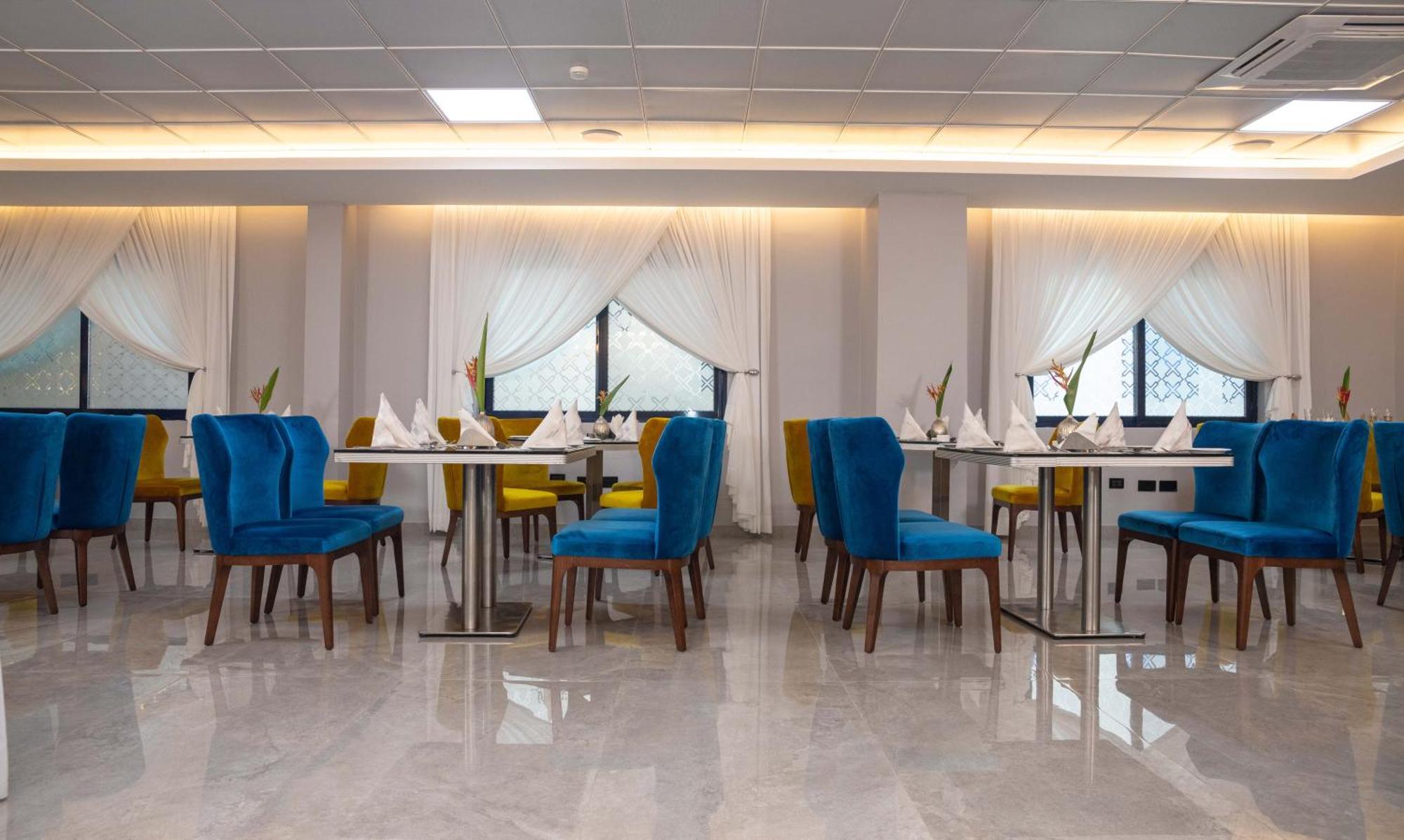 Oak Plaza Hotels East Airport Accra Buitenkant foto